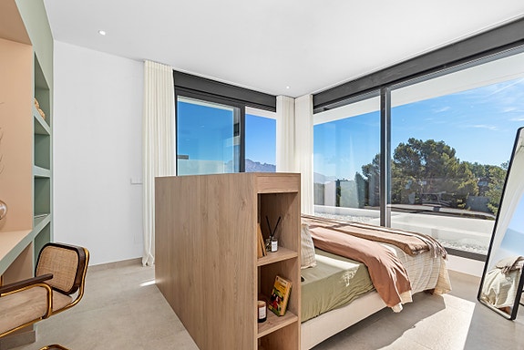 Luksuriøs villa med 4 soverom og 4 bad | Stort uteområde med basseng  | Høye kvaliteter | Underetasje med parkering