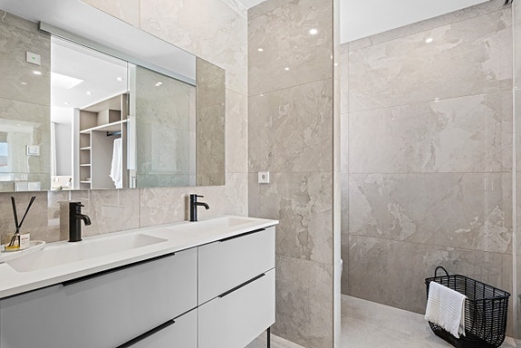 Luksuriøs villa med 4 soverom og 4 bad | Stort uteområde med basseng  | Høye kvaliteter | Underetasje med parkering