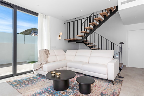 Luksuriøs villa med 4 soverom og 4 bad | Stort uteområde med basseng  | Høye kvaliteter | Underetasje med parkering