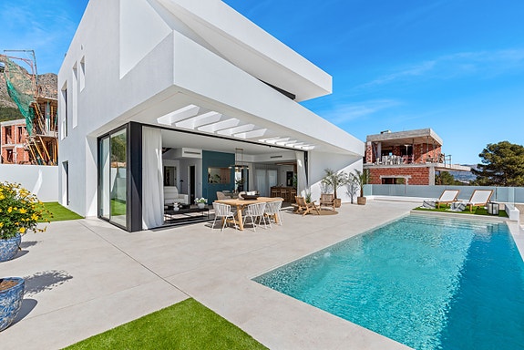 Luksuriøs villa med 4 soverom og 4 bad | Stort uteområde med basseng  | Høye kvaliteter | Underetasje med parkering