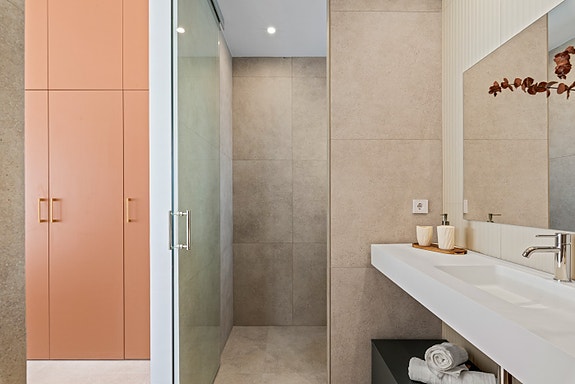 Luksuriøs villa med 4 soverom og 4 bad | Stort uteområde med basseng  | Høye kvaliteter | Underetasje med parkering