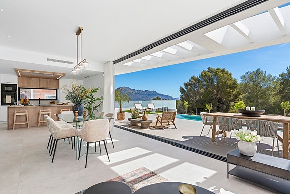 Luksuriøs villa med 4 soverom og 4 bad | Stort uteområde med basseng  | Høye kvaliteter | Underetasje med parkering