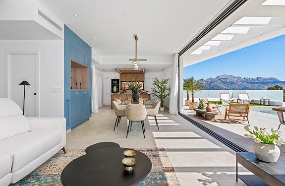 Luksuriøs villa med 4 soverom og 4 bad | Stort uteområde med basseng  | Høye kvaliteter | Underetasje med parkering