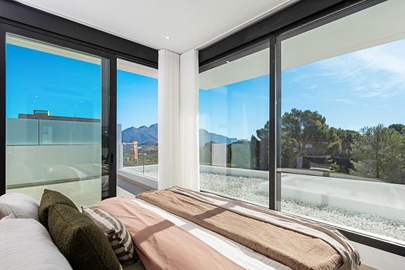 Luksuriøs villa med 4 soverom og 4 bad | Stort uteområde med basseng  | Høye kvaliteter | Underetasje med parkering