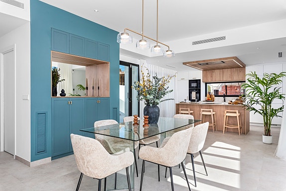 Luksuriøs villa med 4 soverom og 4 bad | Stort uteområde med basseng  | Høye kvaliteter | Underetasje med parkering