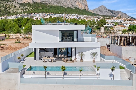 Luksuriøs villa med 4 soverom og 4 bad | Stort uteområde med basseng  | Høye kvaliteter | Underetasje med parkering