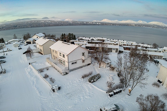 Boligen ligger i et veletablert og familievennlig boligstrøk