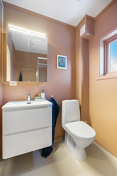 Boligens andre bad er praktisk plassert i nærhet til de 3 soverommene