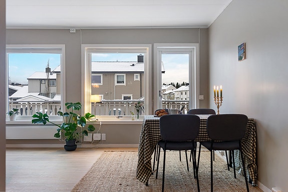 Fra stue er det utgang til en praktisk terrasse