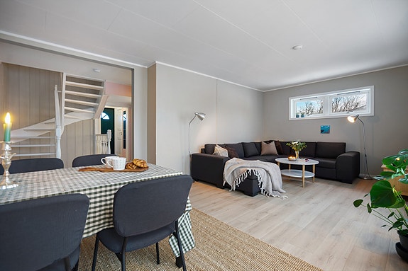 Stue og kjøkken er delvis adskilt, noe som gir en praktisk planløsning