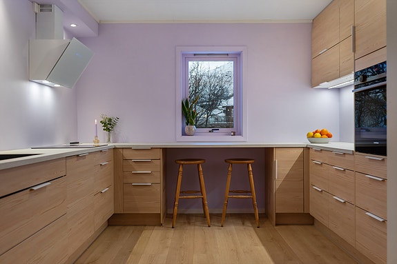 Pent kjøkken fra 2022 med integrerte hvitevarer