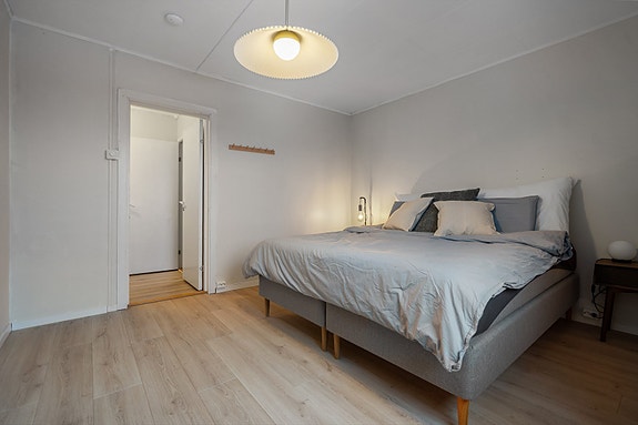 Soverom 1 - Her er det god plass for dobbeltseng, nattbord og garderobeløsninger