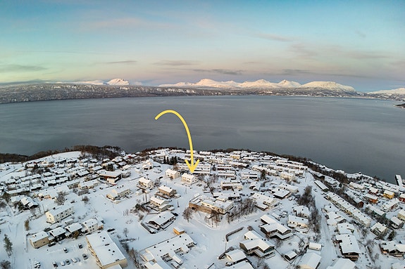 Fra eiendommen er det gangavstand til barneskole, barnehage, Narvik Stadion, dagligvarebutikker m.m.
