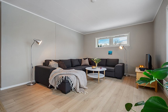 Lys stue med gode møbleringsmuligheter for både sofakroken og spisebord i ulike soner