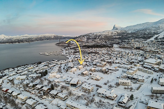 Ønsker du å bo i en innflytningsklar bolig i rolige og sentrale omgivelser? Da er denne eiendommen verdt å ta en titt på!