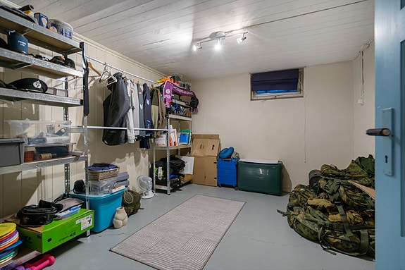 Kjelleren har rikelig med lagringsplass for diverse utstyr