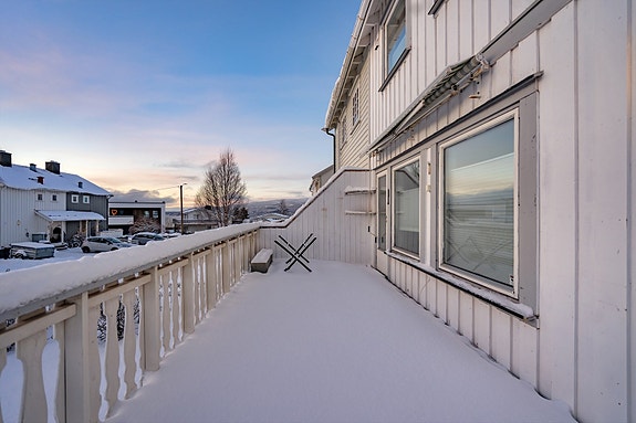 Terrassen gir god plass for diverse utemøblement som sittegruppe og grill. Her kan gode solforhold nytes