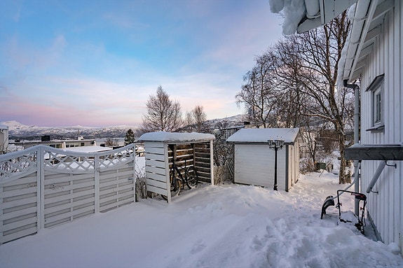 Utebod med plass for oppbevaring av utemøbler, sykler og annet utstyr