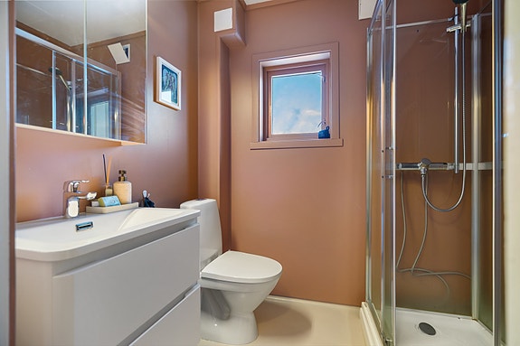 Boligen har to praktiske baderom