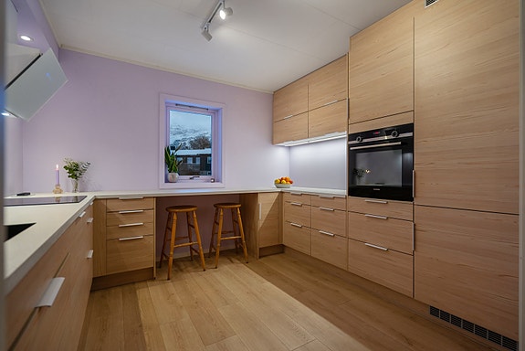 Kjøkkenet er velutstyrt med både integrert stekeovn, oppvaskmaskin, platetopp, kjøl- og fryseskap