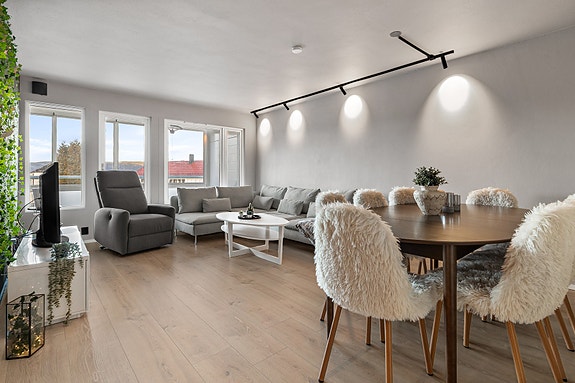 Velkommen til Austadveien 105 - Presentert av Hossein v. EIE eiendomsmegling. For spørsmål eller visning kontakt på tlf. 995 27 446