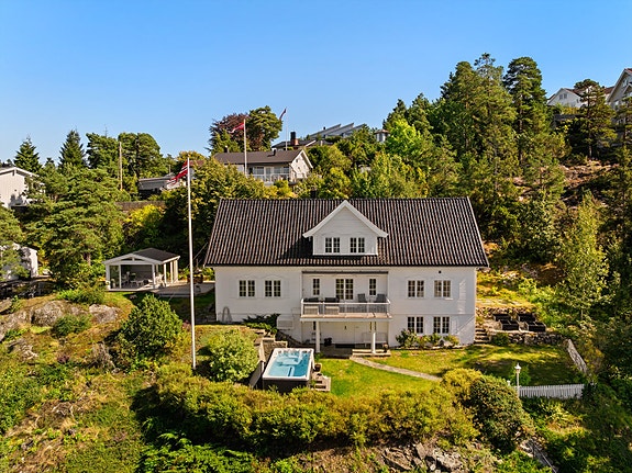 Boligen er oppført over 3 plan. Det er oppført et anneks, bod og garasje på eiendommen.