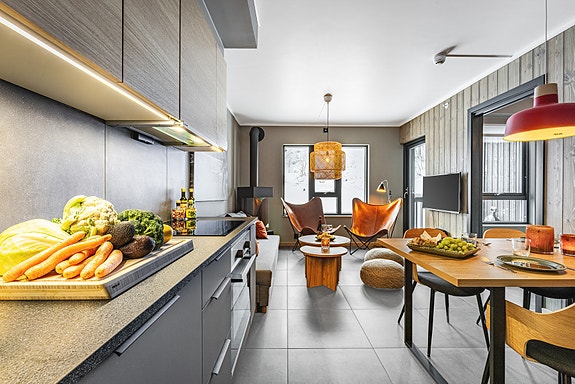 Helge B. Enitch og Hege M. Moen i Fjellmegleren har gledene av å presentere Stavtaket 477, en lekker nyrestaurert leilighet med ski inn 7 ski ut. Foto: Aurelijus Norvaisas