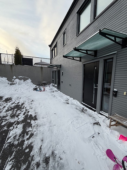 Egen inngang lengst inn, med parkering rett utenfor