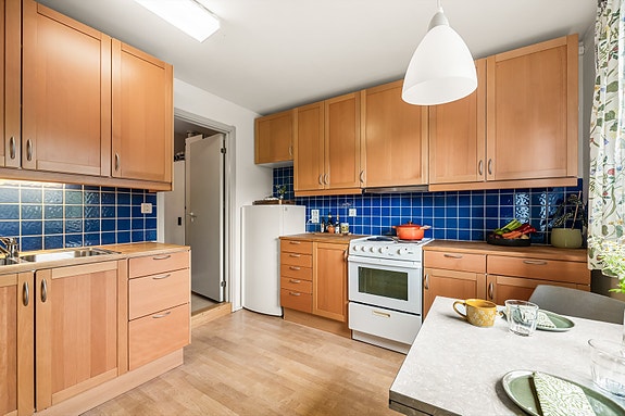 Moderne kjøkken med hvitevarer.