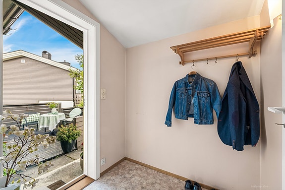 Lys og innbydende entré med plass til yttertøy.