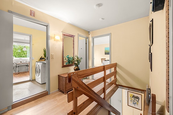 Fra gangen kan du enten gå til stue og kjøkkenavdeling, eller soveromsavdelingen en trapp ned.