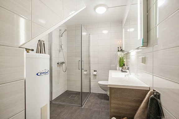 Moderne baderomsinnredning med varmekabler i gulv.