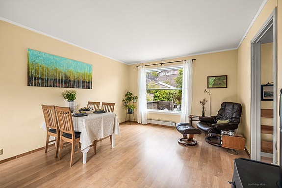 Store vindusflater som gir godt med naturlig lys.