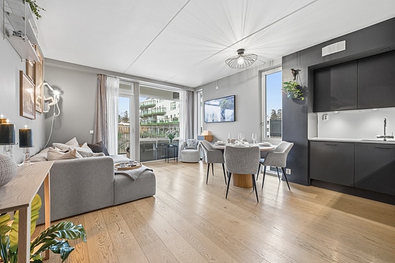 Leiligheten har en gjennomgående høy standard som gjenspeiles i bl.a. bærekraftige materialer ved utbyggelsen.