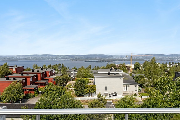 Majestetisk utsikt over fjorden og innseilingen til hovedstaden.