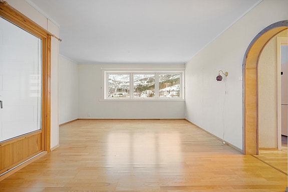 Stue med godt potensiale til å skape et oppholdsrom du vil trives i