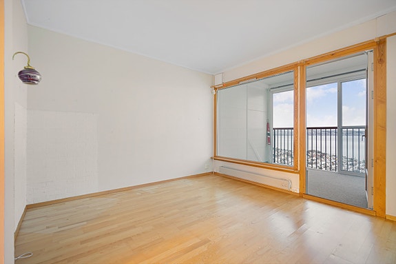 Stuen utvides med den innglassede balkongen, som kan brukes store deler av året