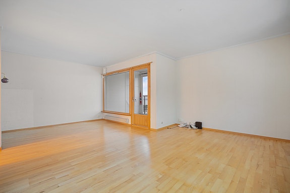 Praktisk og sosial planløsning med plass til både spisebord og sofagruppe