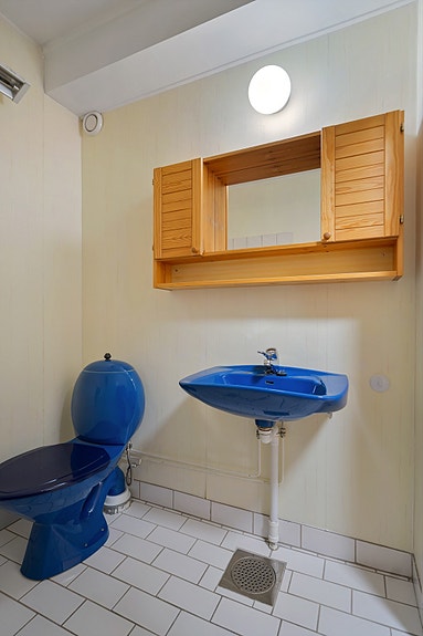 Praktisk planløsning på badet med toalett og servant plassert samlet