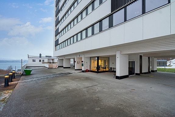 Praktisk adkomst via bakkeplan og kort vei fra parkeringsplass