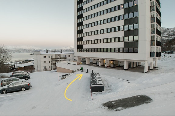 God adkomst med bil og flere parkeringsmuligheter rett utenfor bygget