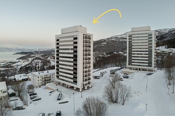 Leiligheten ligger i 6.etasje og byr på imponerende utsikt over byen og fjellene rundt. Heis i bygget for enkel adkomst.