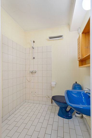 Bad med dusjløsning og fliselagte gulv