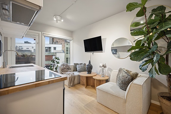 Velkommen til Krumgata 5A - en lys og innbydende leilighet med flotte lysforhold. Her bor du sentralt på populære Bislett, i en bolig som egner seg ypperlig som førstegangskjøp.