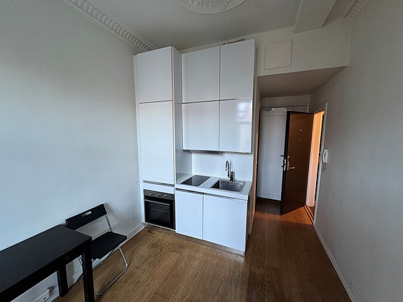 Flott kjøkken med integrerte hvitevarer.