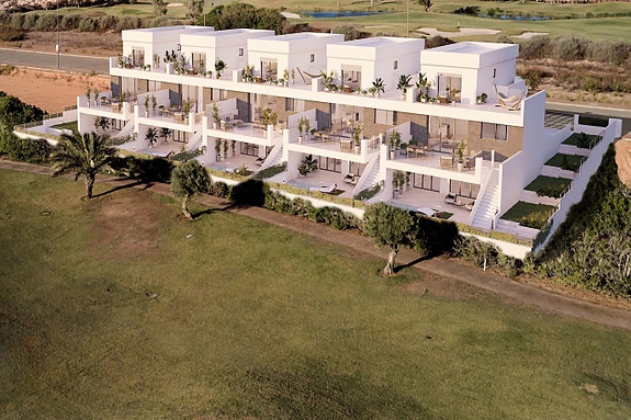 Nydelig bolig | Hage med privat basseng | 3 soverom og 4 bad | Store terrasser og underetasje