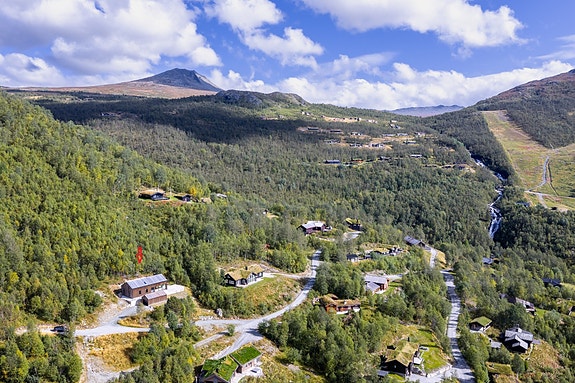 Hytta ligger nært Solheisen skisenter. I bakgrunn ses toppen av Harahorn som er et populært turmål, både sommer og vinter