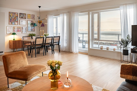 Velkommen til Reppevegen 32 - En innbydende 3-roms endeleilighet på 77m² med panoramautsikt over Trondheimsfjorden.