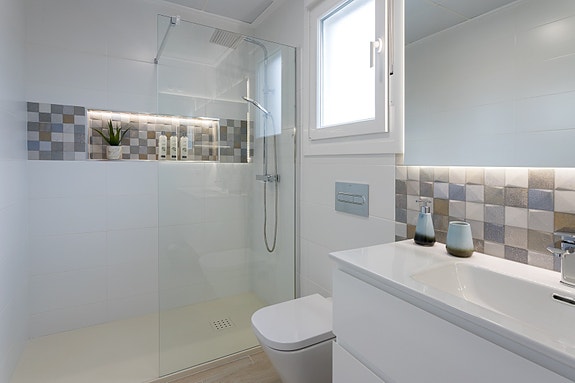 Nøkkelferdig! Rekkehus med 3 soverom | Stor terrasse og takterrasse | Hage og privat basseng