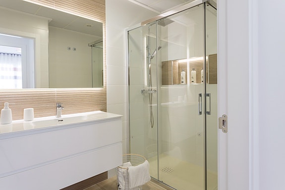 Nøkkelferdig! Rekkehus med 3 soverom | Stor terrasse og takterrasse | Hage og privat basseng